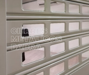 Cómo afecta la lluvia y el frío a tu cierre metálico en Madrid